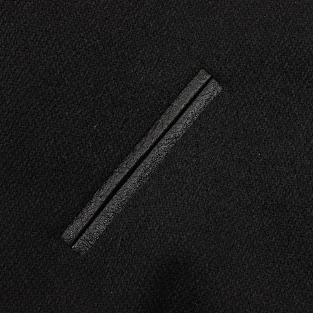 P 710 Saint Laurent Paris/Saint Laurent Classic patchwork leather baseball collar jacket SLP classic color matching patchwork baseball jacket baseball jacket, channel boutique. The most popular baseball jacket for trendy men and trendy women. There are versions at all levels of the market (you must compare the details). The most powerful quality control has been producing and researching baseball uniforms for 7 years. The details are exquisite. With it, you are the most beautiful boy in the world. The paint-coated full-face four-button buckle (button with LOGO), the average weight of the fabric is nearly 900 grams, and it is made of wool + eyeliner blended, custom-woven and dyed wool with high color fastness. The lining is made of silky and delicate cupro fiber material. The lining pocket only has buttons on the right side! Size：46-52